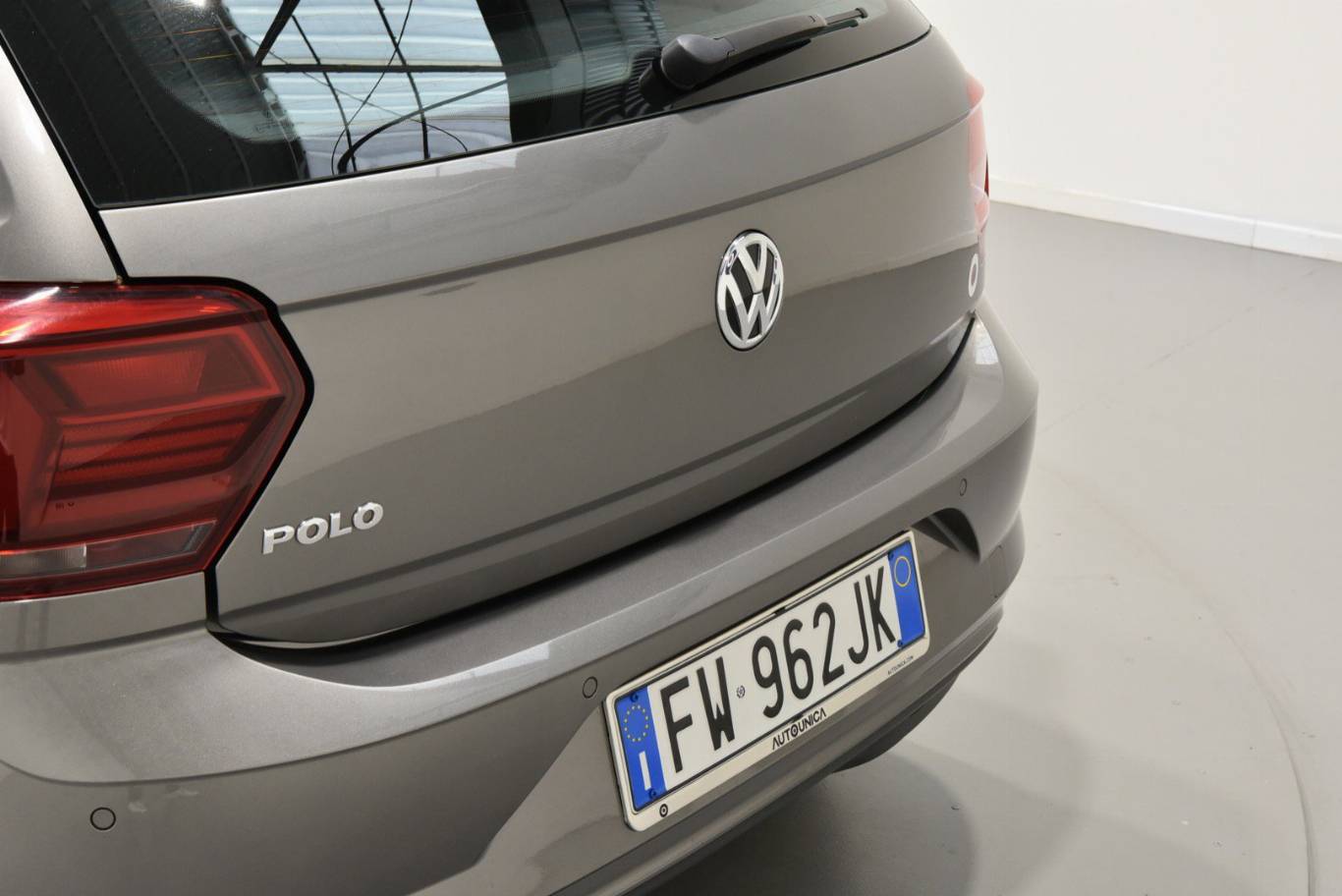 VOLKSWAGEN Polo 57