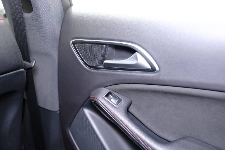 MERCEDES-BENZ CLA 220 41