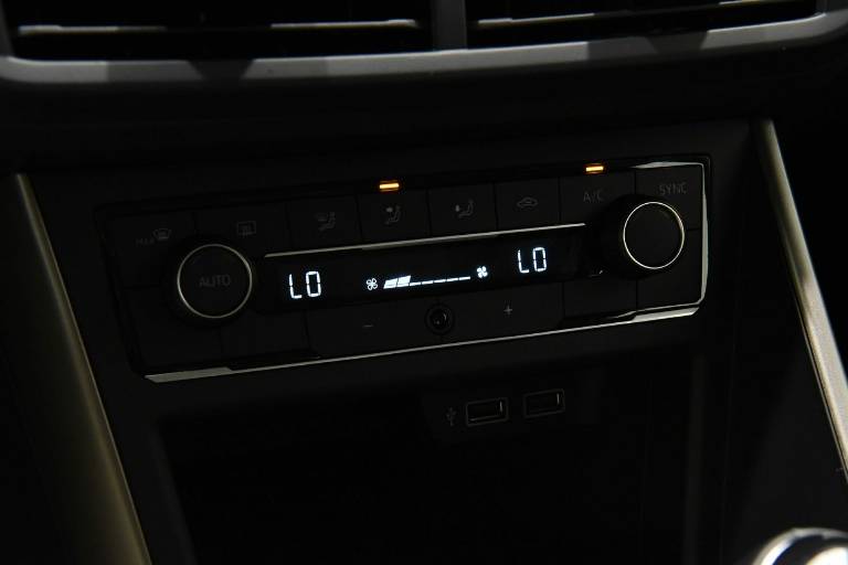 VOLKSWAGEN Polo 11