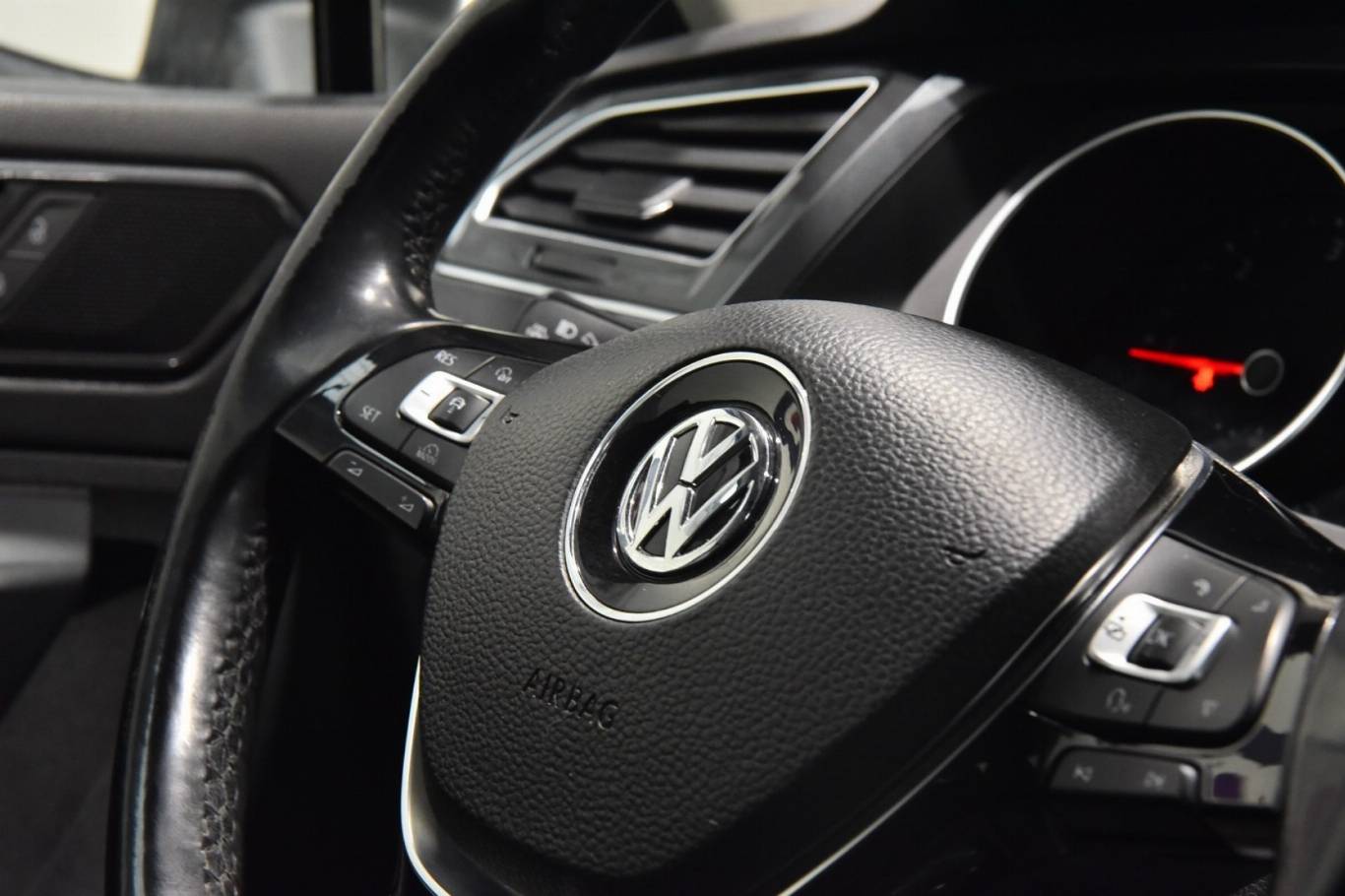 VOLKSWAGEN Tiguan 30