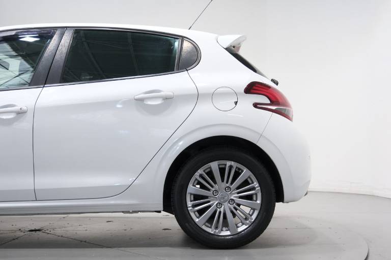 PEUGEOT 208 37