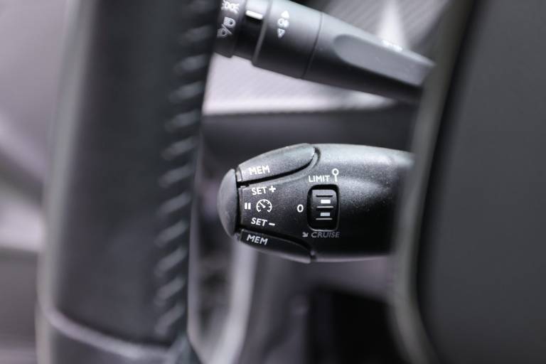 PEUGEOT 208 24