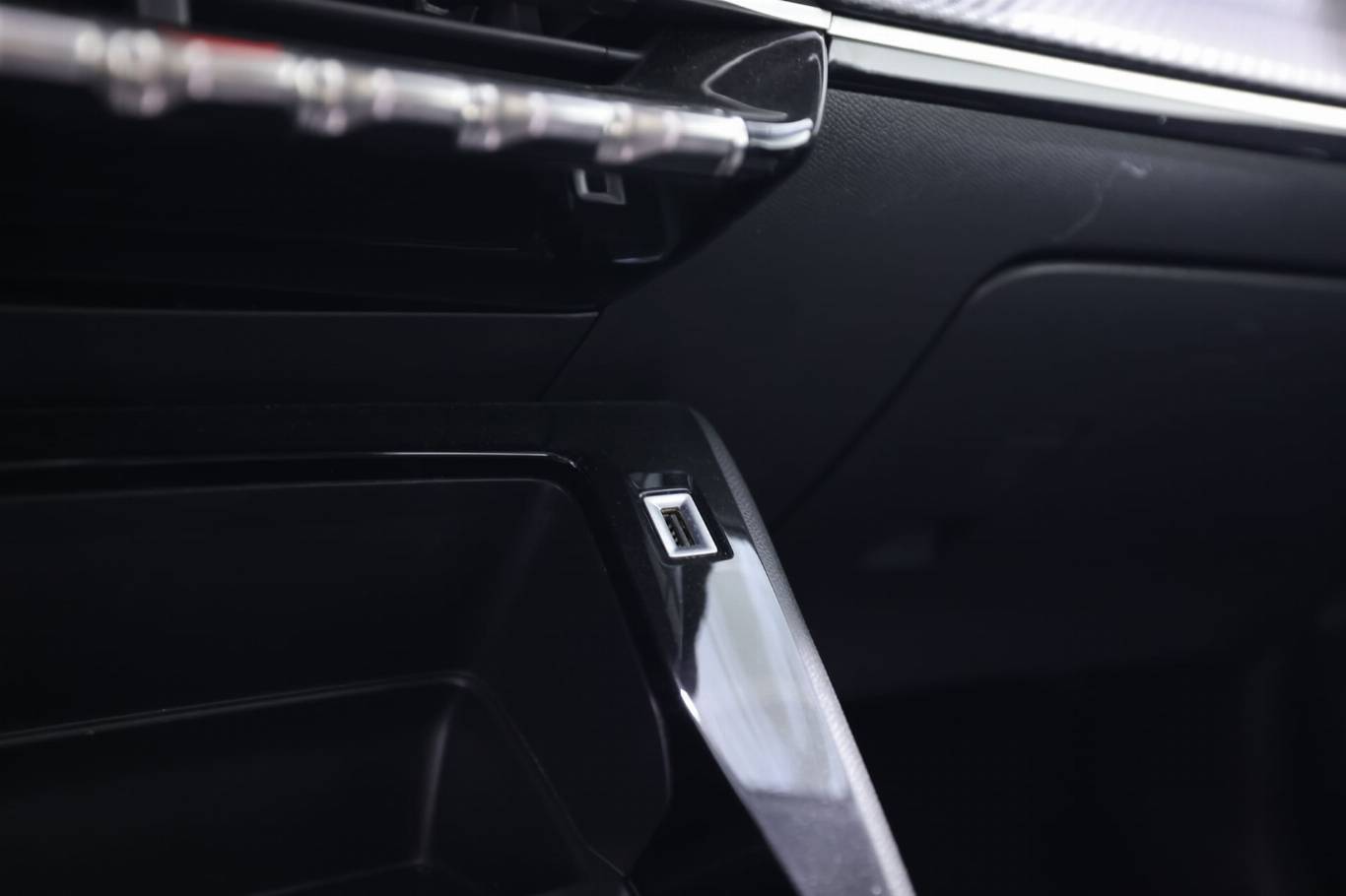 PEUGEOT 208 28