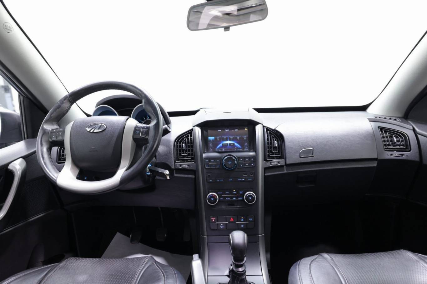 MAHINDRA XUV500 10