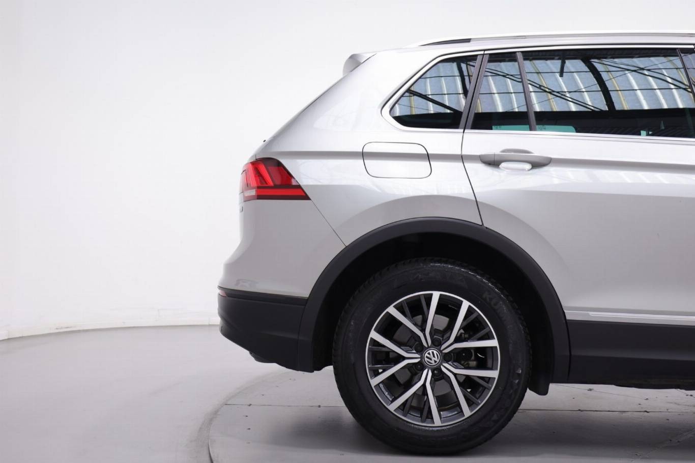 VOLKSWAGEN Tiguan 44