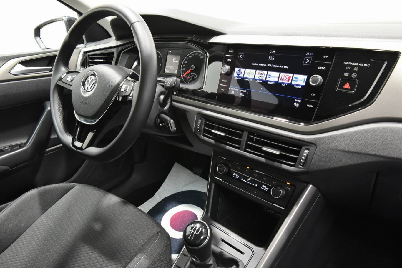 VOLKSWAGEN Polo 21