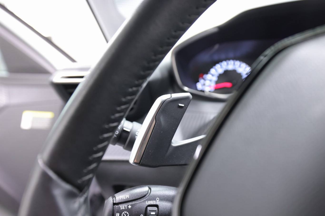 PEUGEOT 208 22