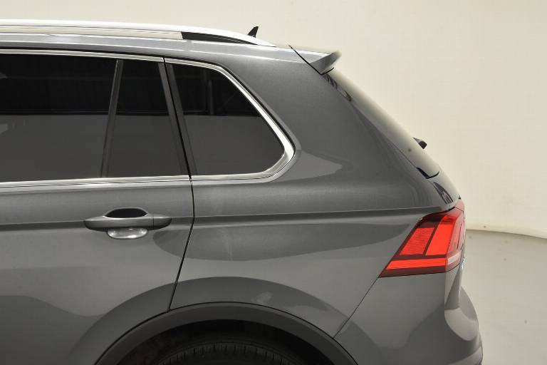 VOLKSWAGEN Tiguan 42