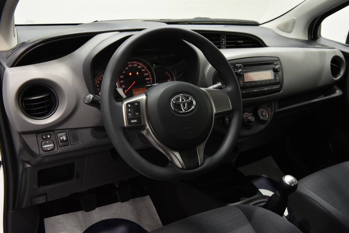 TOYOTA Yaris 3