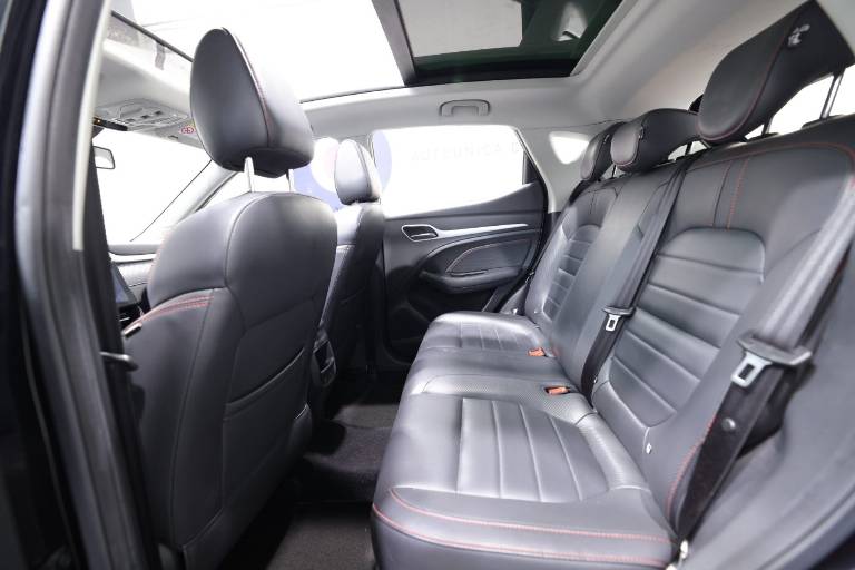 MG ZS 11