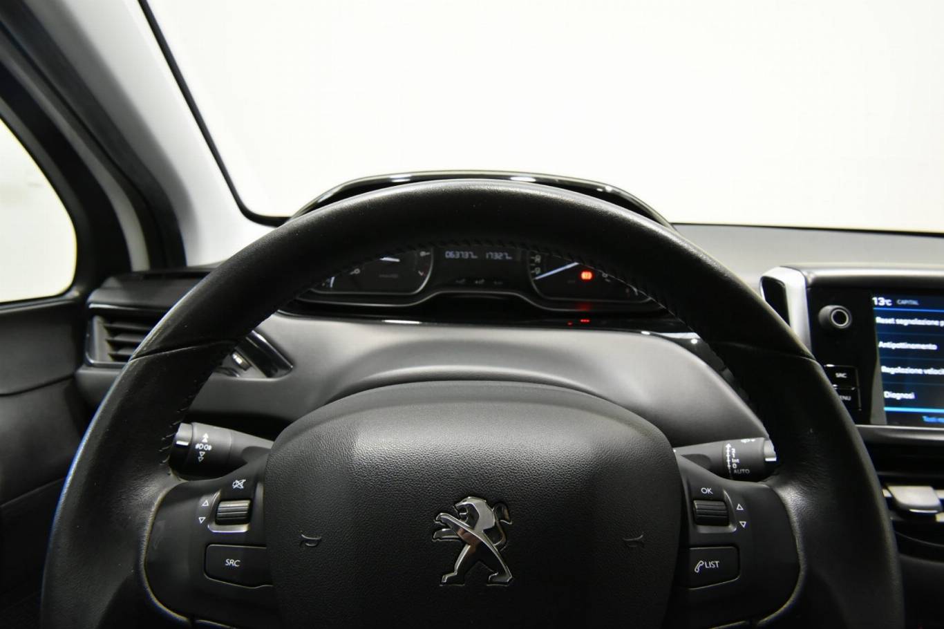 PEUGEOT 208 9