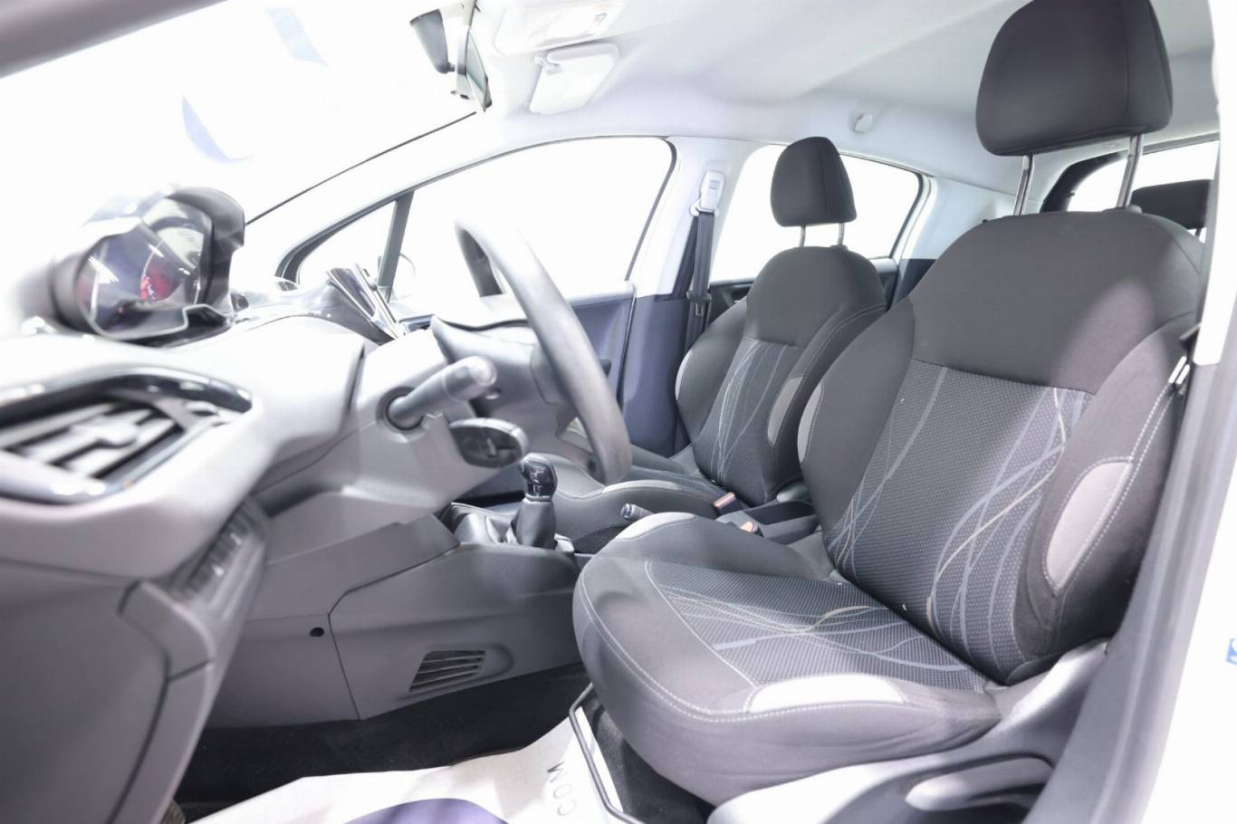 PEUGEOT 208 6