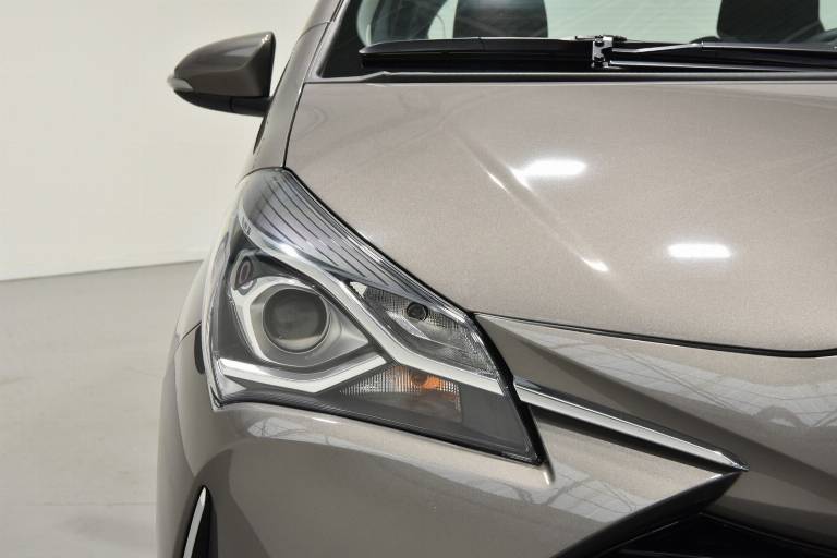 TOYOTA Yaris 17