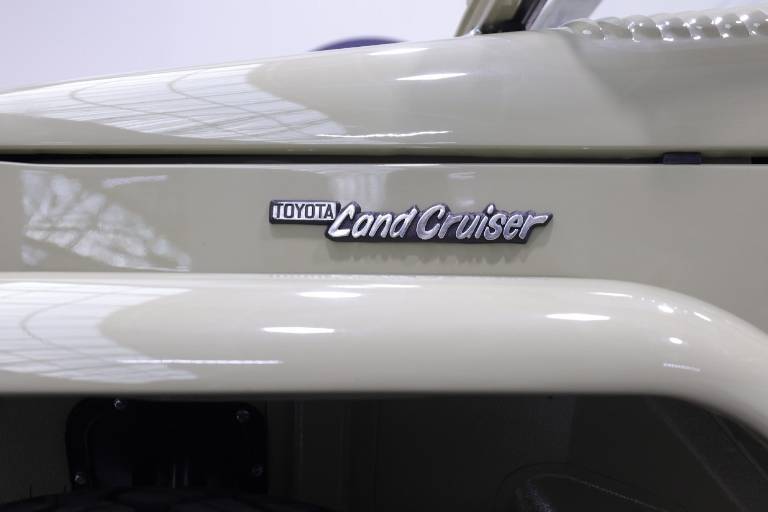 TOYOTA Land Cruiser 16