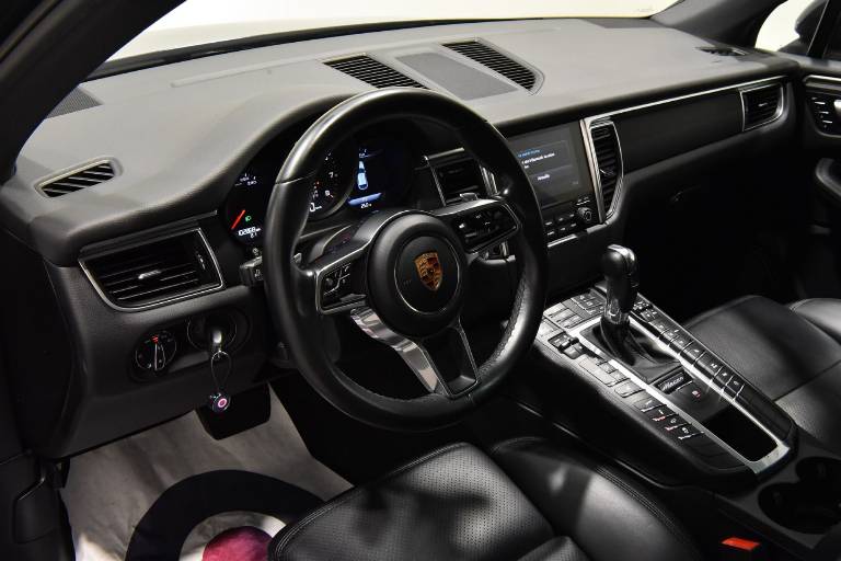 PORSCHE Macan 3