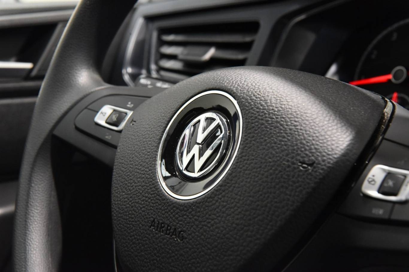 VOLKSWAGEN Polo 11