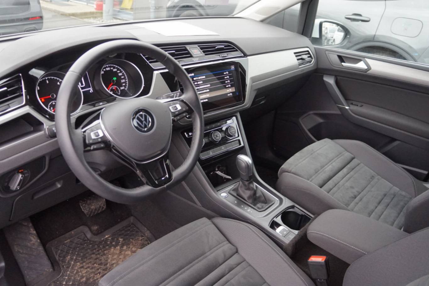 VOLKSWAGEN Touran 4