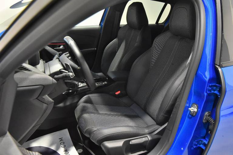 PEUGEOT 208 4