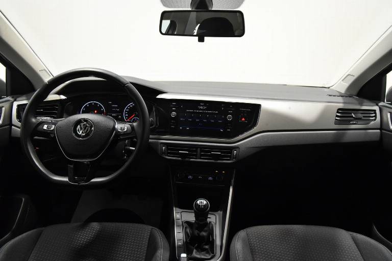 VOLKSWAGEN Polo 22