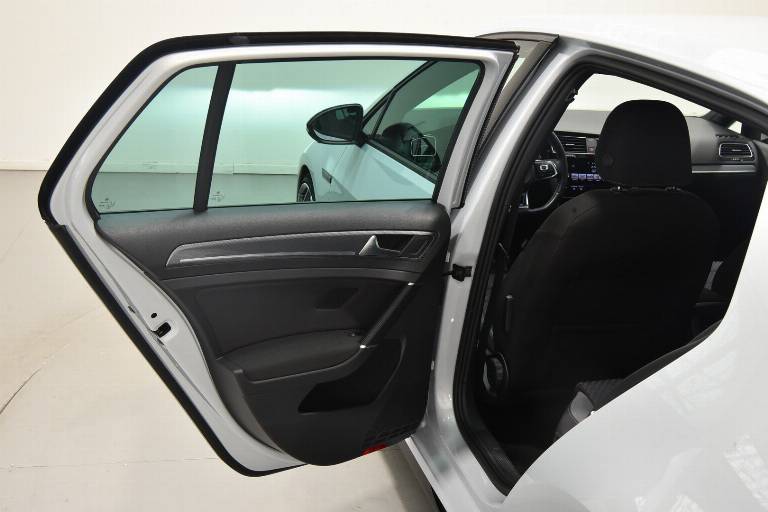 VOLKSWAGEN Golf 38