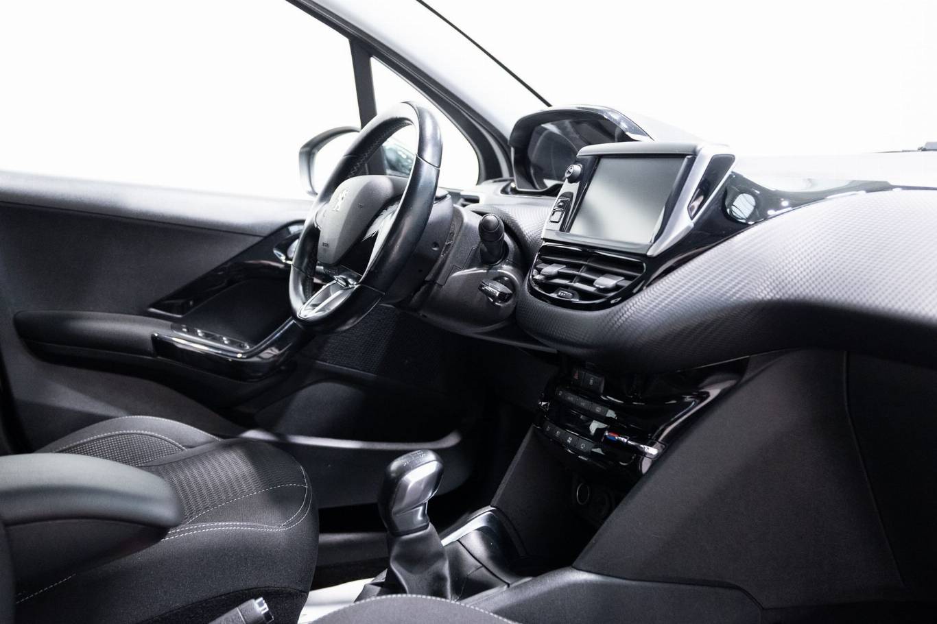 PEUGEOT 208 37