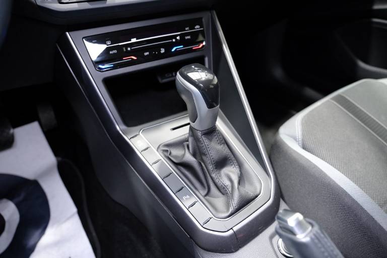 VOLKSWAGEN Polo 28