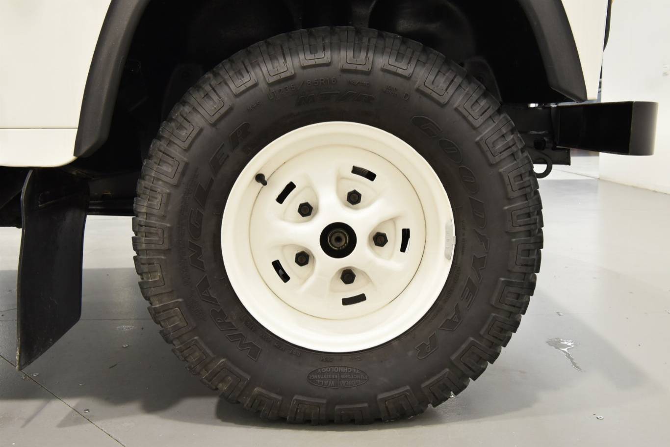 LAND ROVER Defender 33