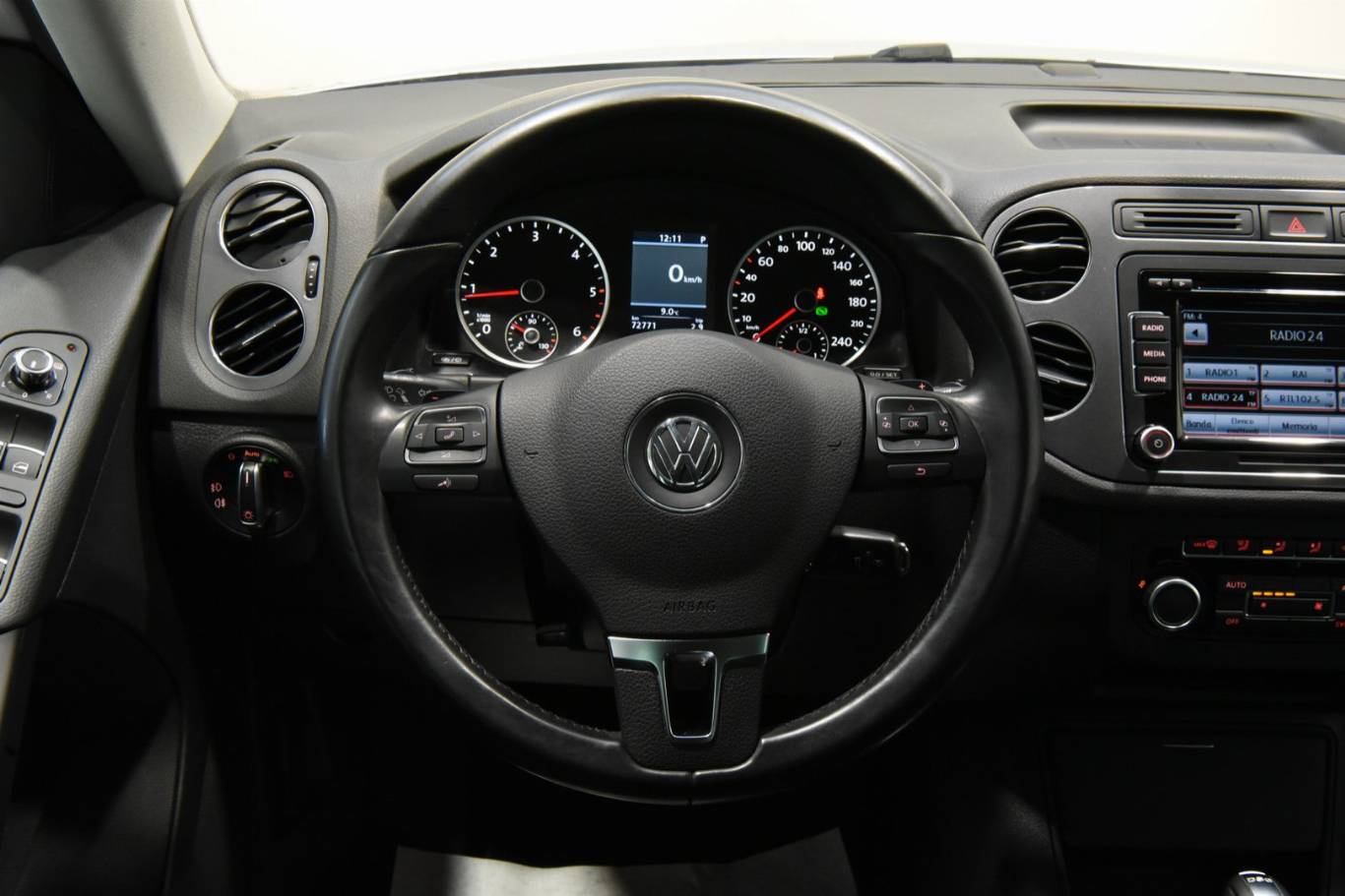 VOLKSWAGEN Tiguan 23