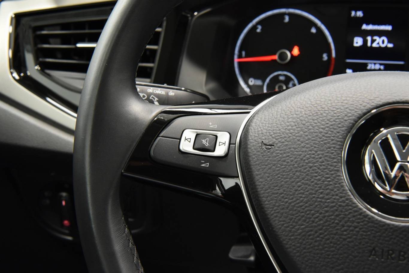 VOLKSWAGEN Polo 25