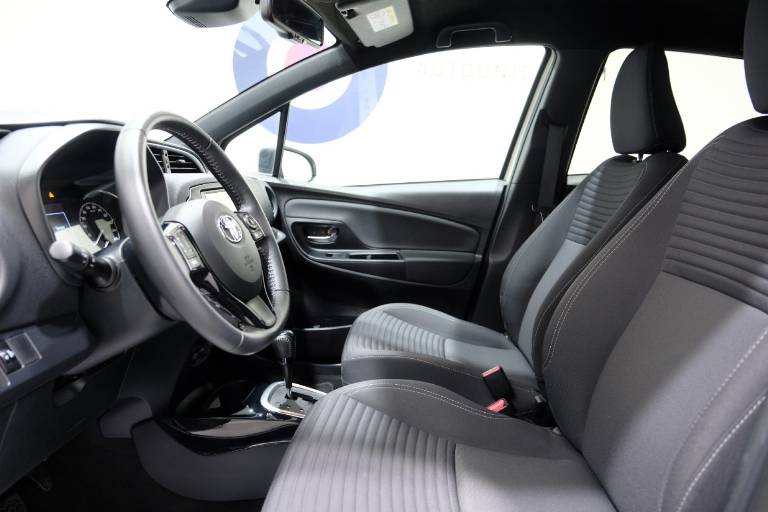 TOYOTA Yaris 18