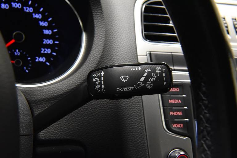 VOLKSWAGEN Polo 12
