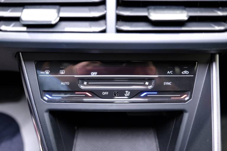 VOLKSWAGEN Polo 27