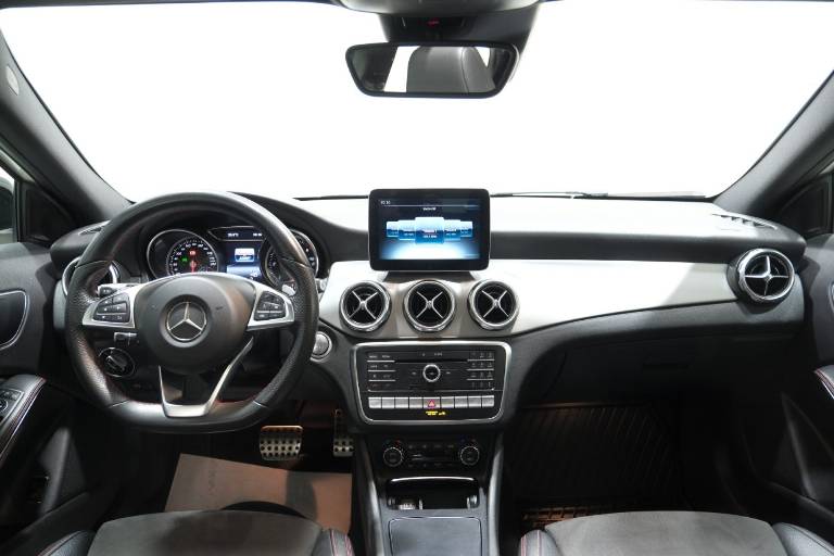MERCEDES-BENZ GLA 220 42