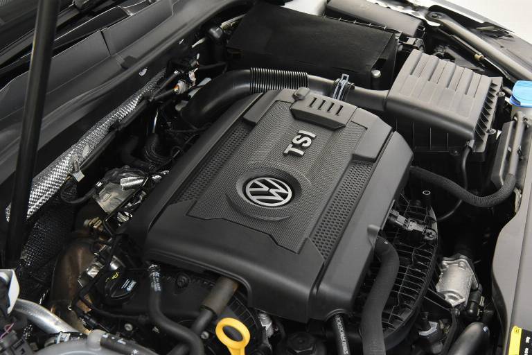 VOLKSWAGEN Golf GTI 48