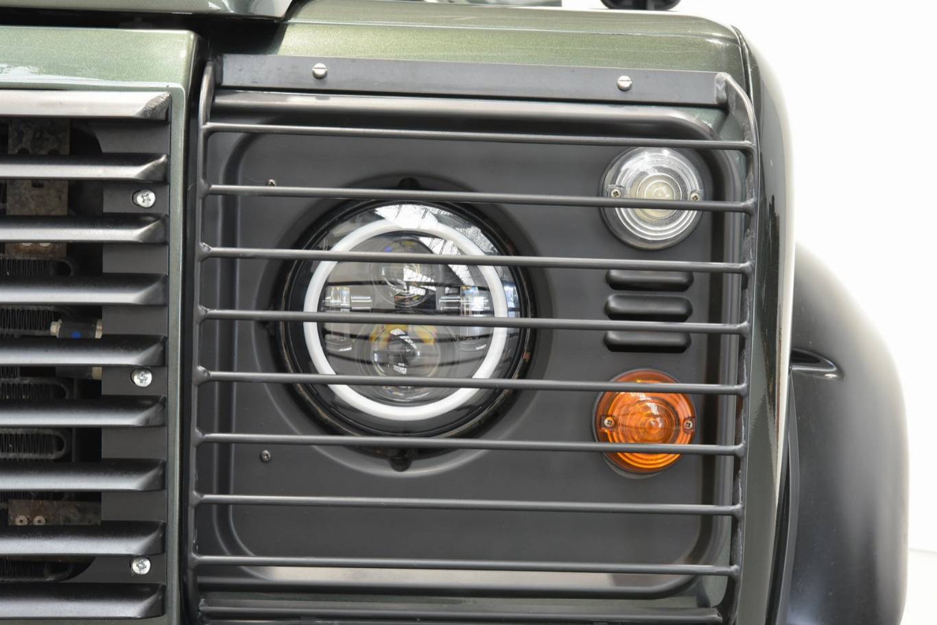 LAND ROVER Defender 15