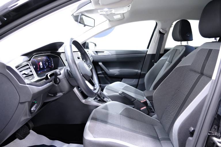 VOLKSWAGEN Polo 19