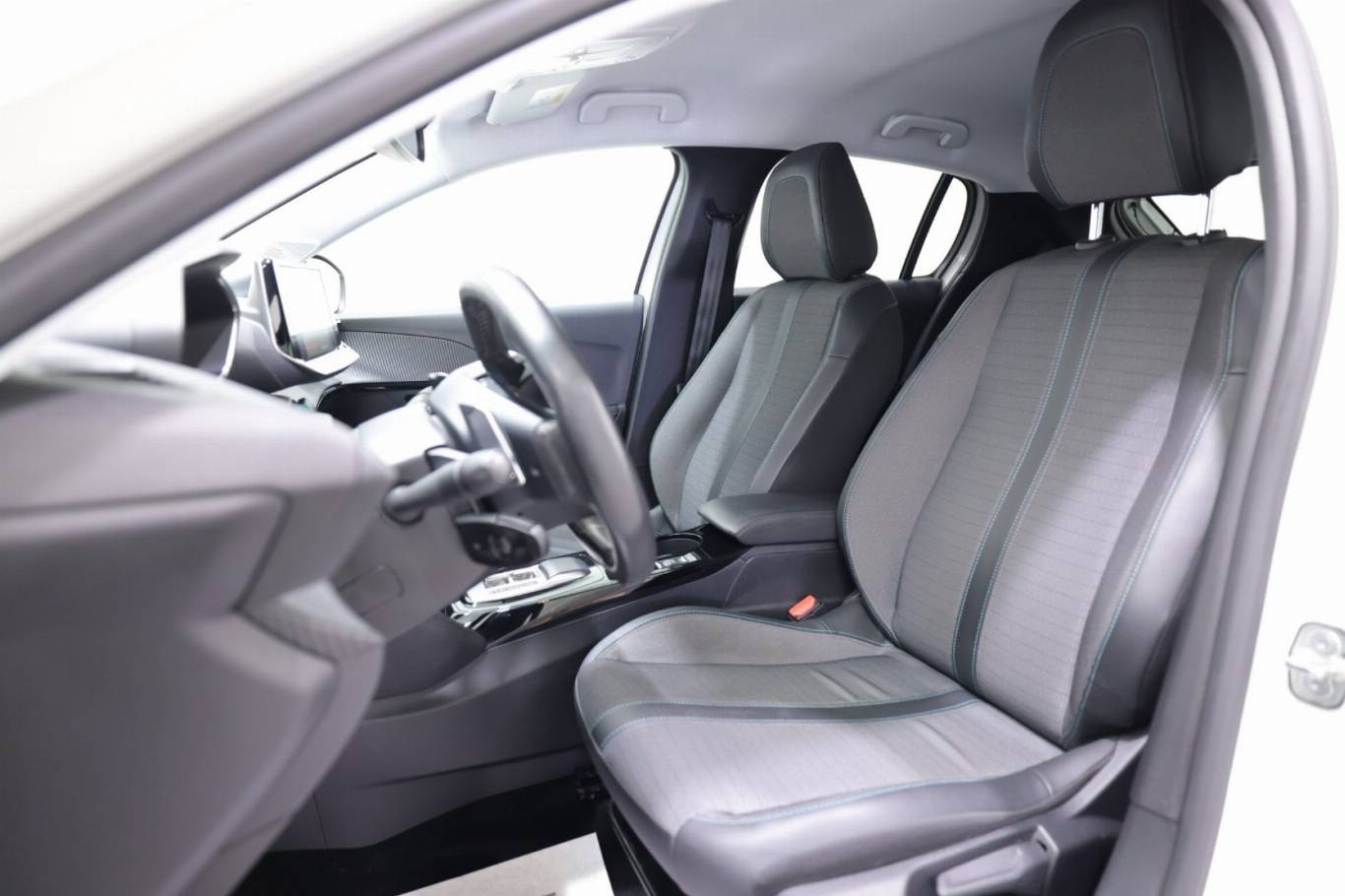 PEUGEOT 208 6