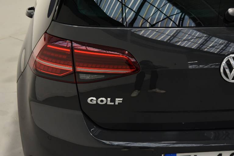 VOLKSWAGEN Golf 34