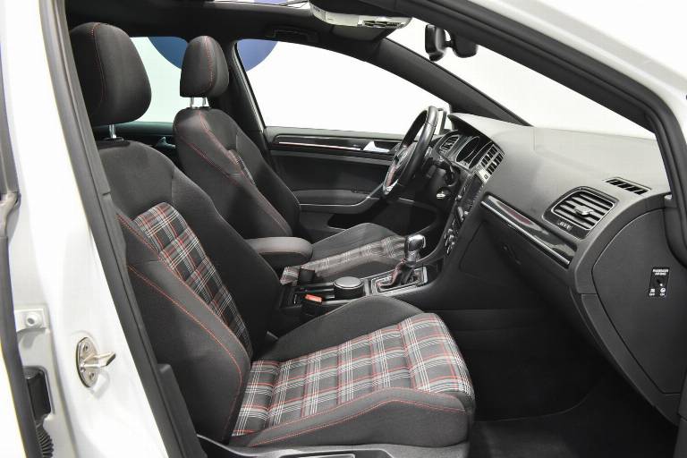 VOLKSWAGEN Golf GTI 21