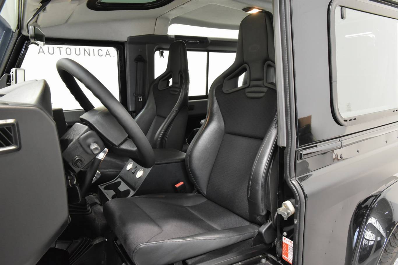 LAND ROVER Defender 4