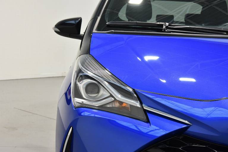 TOYOTA Yaris 17