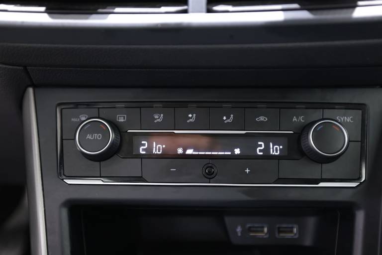 VOLKSWAGEN Polo 24