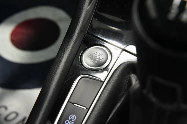 VOLKSWAGEN Golf 42