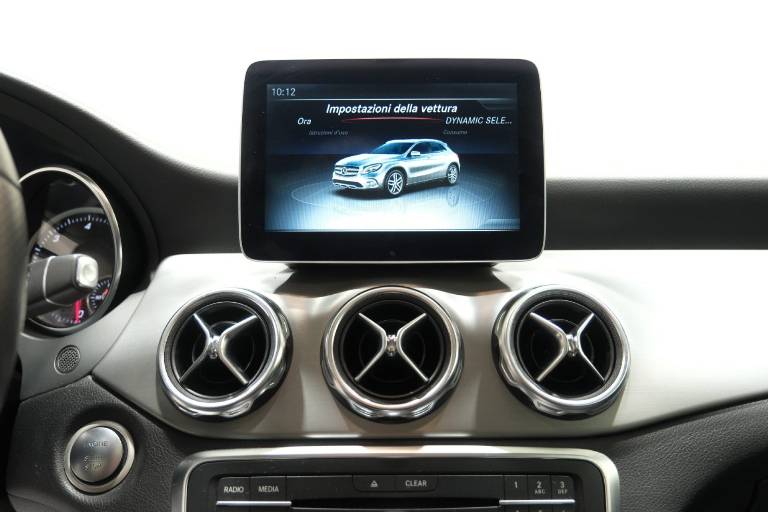 MERCEDES-BENZ GLA 220 9