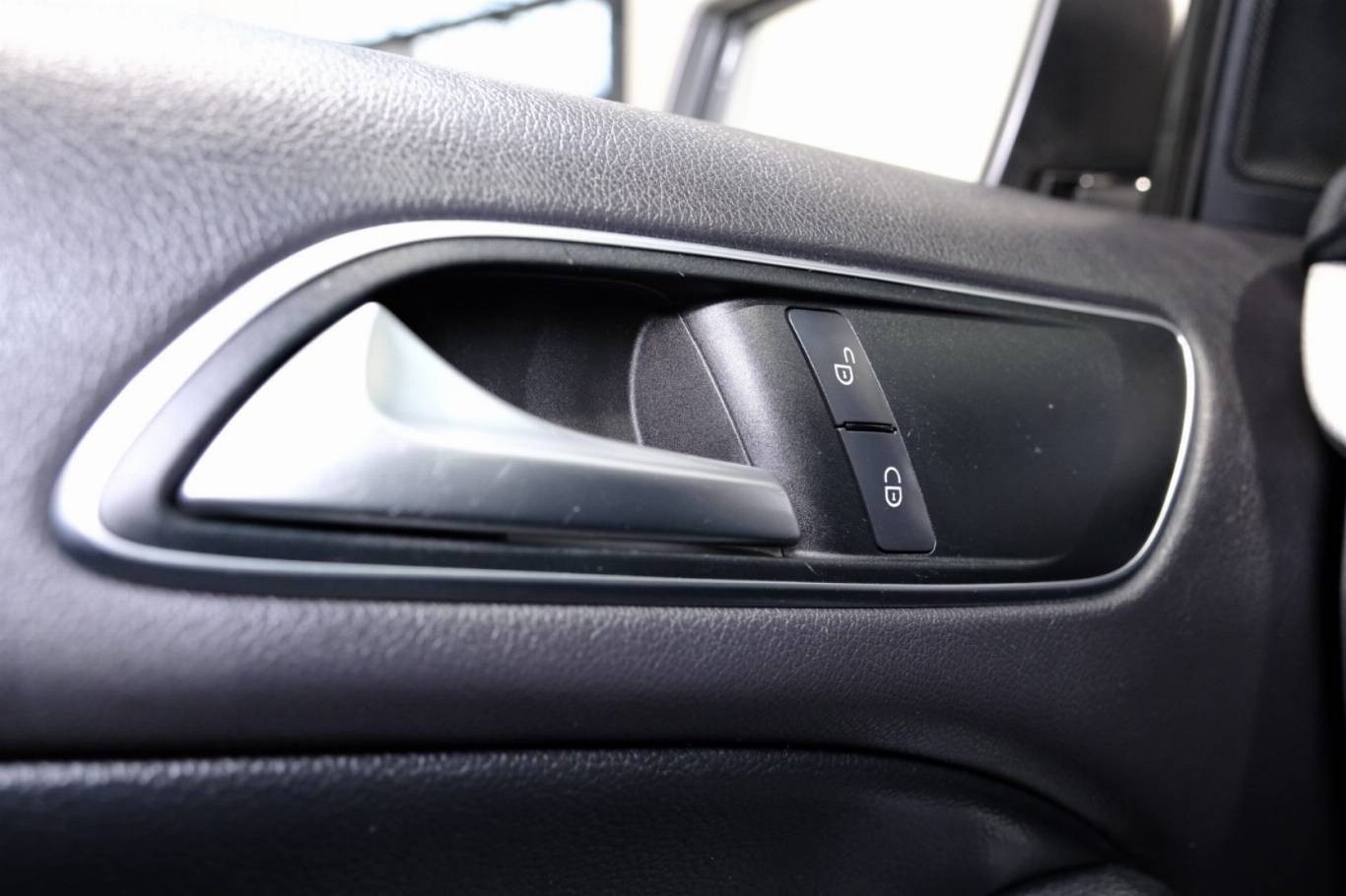 MERCEDES-BENZ B 200 32