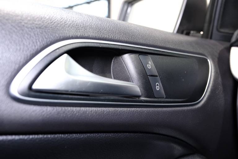 MERCEDES-BENZ B 200 32
