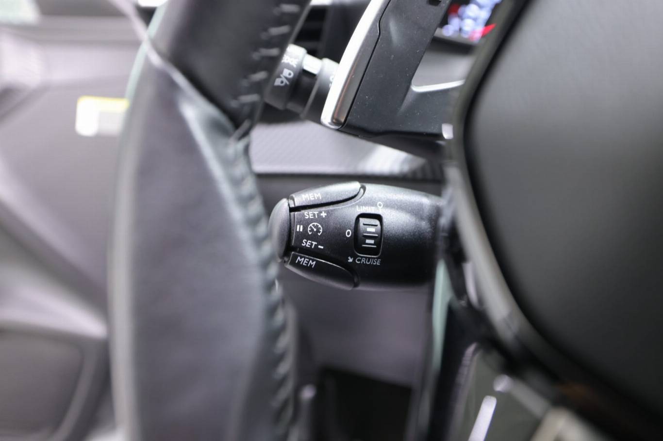 PEUGEOT 208 23