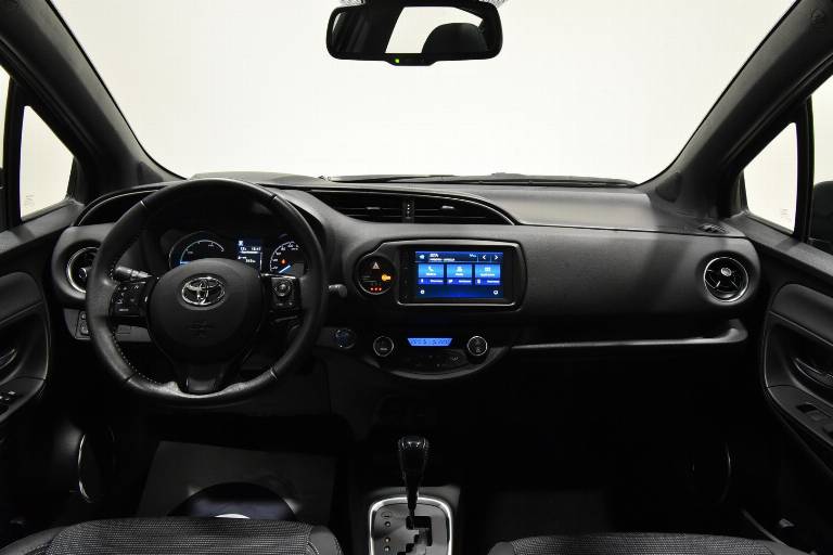 TOYOTA Yaris 12