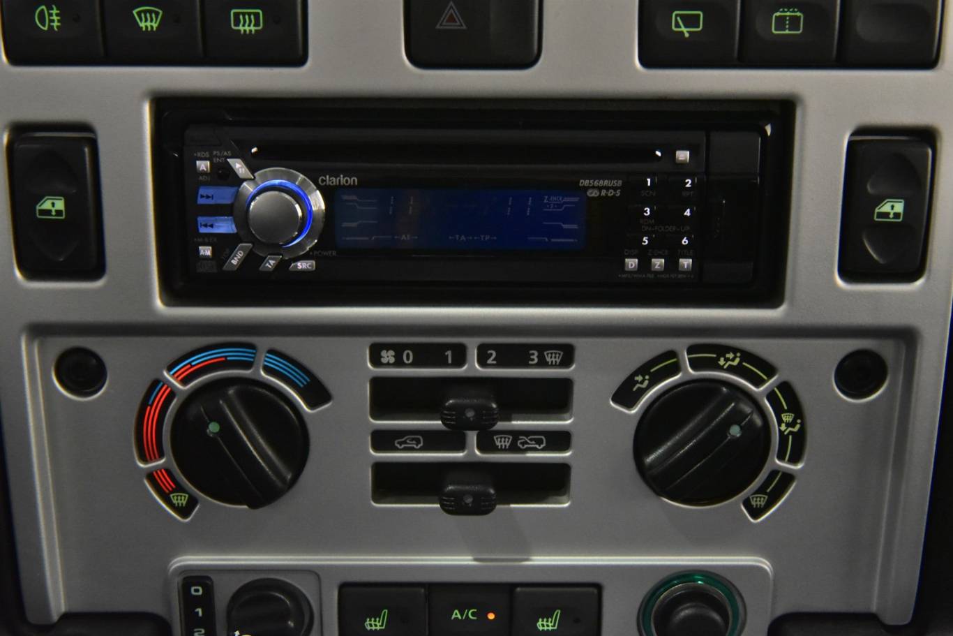 LAND ROVER Defender 10