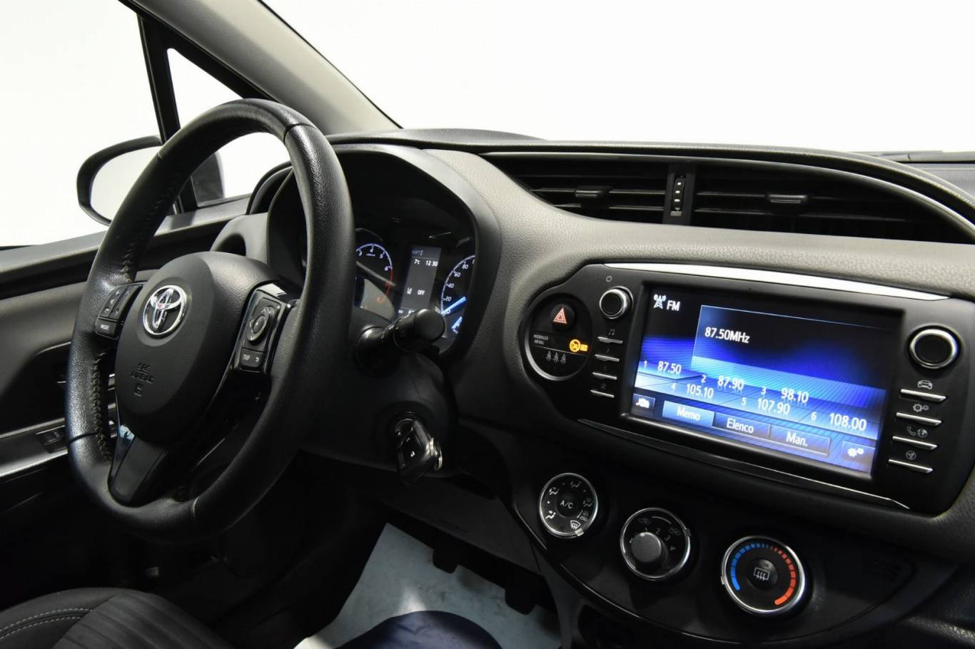 TOYOTA Yaris 28